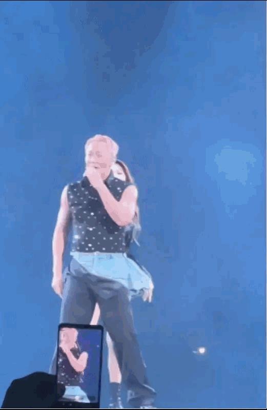 林峰红馆演唱会突发‘亲密接触’！最紧张的不是台上，而是台下坐着的她。昨晚林峰