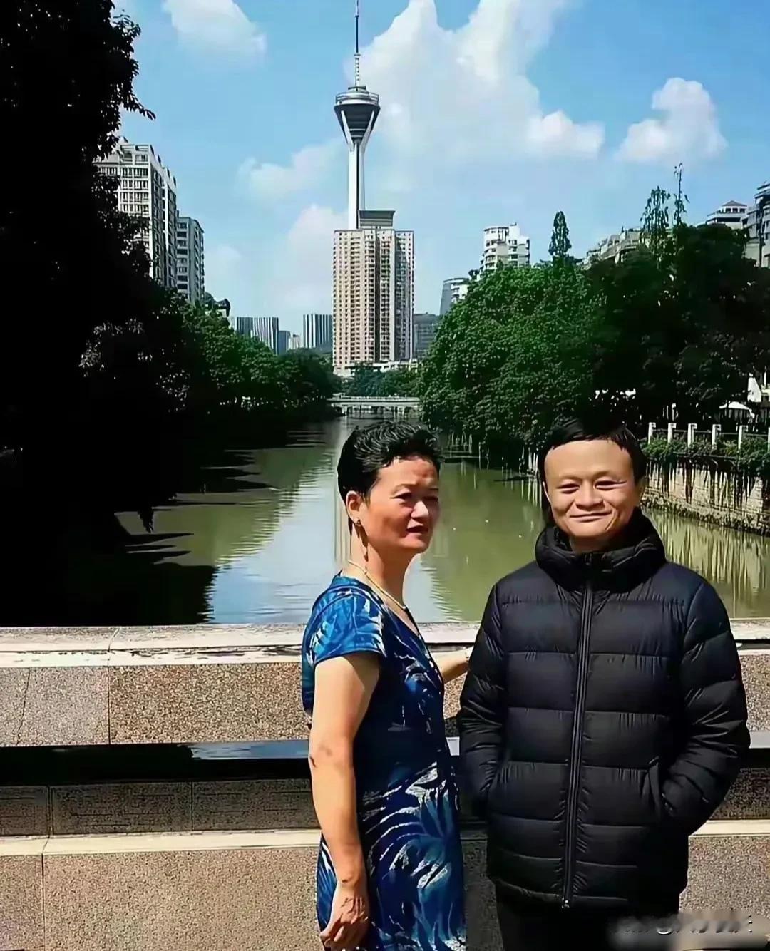 天呐，惊呆了我，马云和母亲的合照，照片中母子长的太像了，这脸型几乎一模一样​
