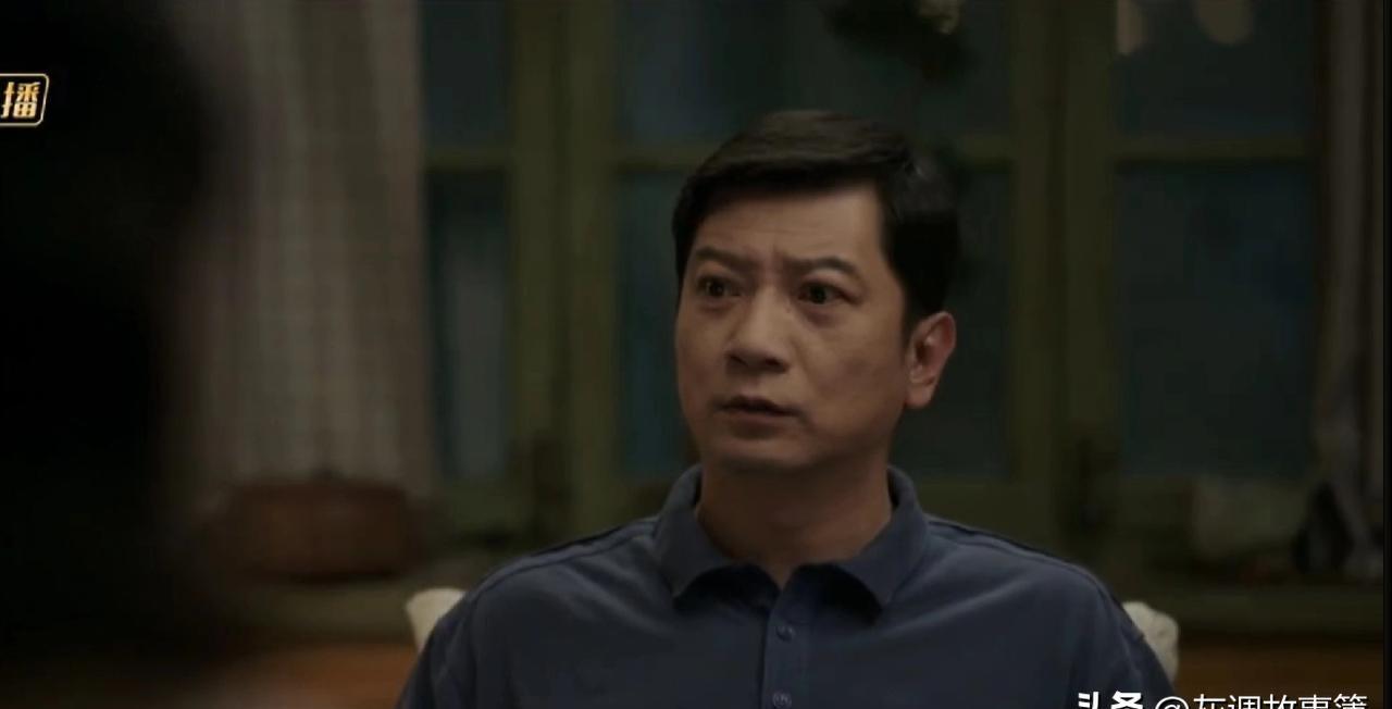 门一敲，王怀志那身西装先挤进来，皮鞋锃亮，手里还拎着个小行李箱。人站得笔直，