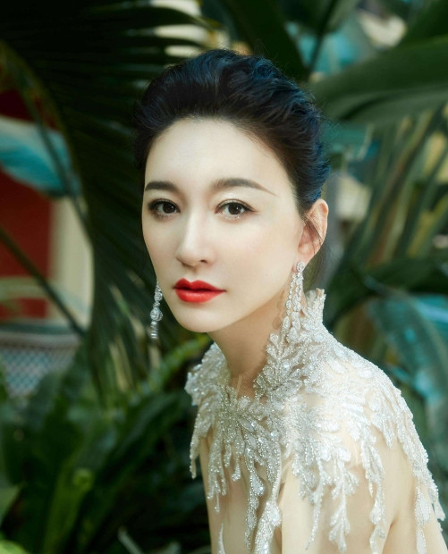2011年，谢娜结婚时，李小冉丢下被砍成重伤的男友，跑去当伴娘，3年后李小冉结婚