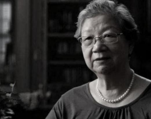 毛岸英牺牲后，刘思齐频繁到中南海看望公公毛主席，不料警卫员却把她的出入证没收，主