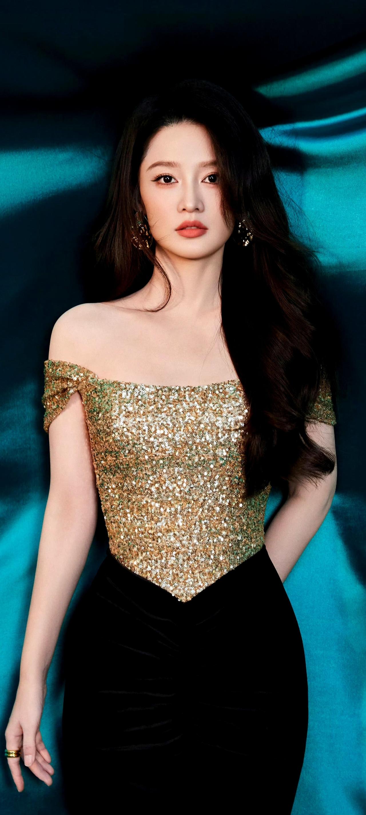 李沁这鎏金礼服杀疯了！亮片+丝绒的贵气感，红毯颜值天花板实锤✨谁懂啊！李沁的