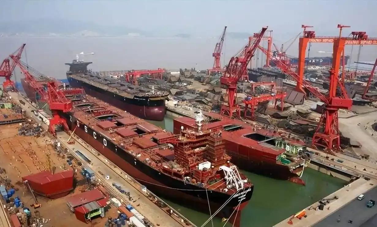 日本正被推到亡国式危机的悬崖边，没有缓冲，更没有退路。这个资源一穷二白的岛国，正