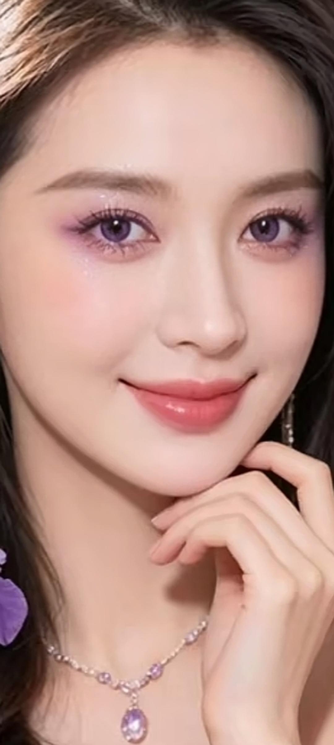 温柔甜美的紫色眼妆，搭配梦幻的粉色项链，尽显优雅气质！💖✨