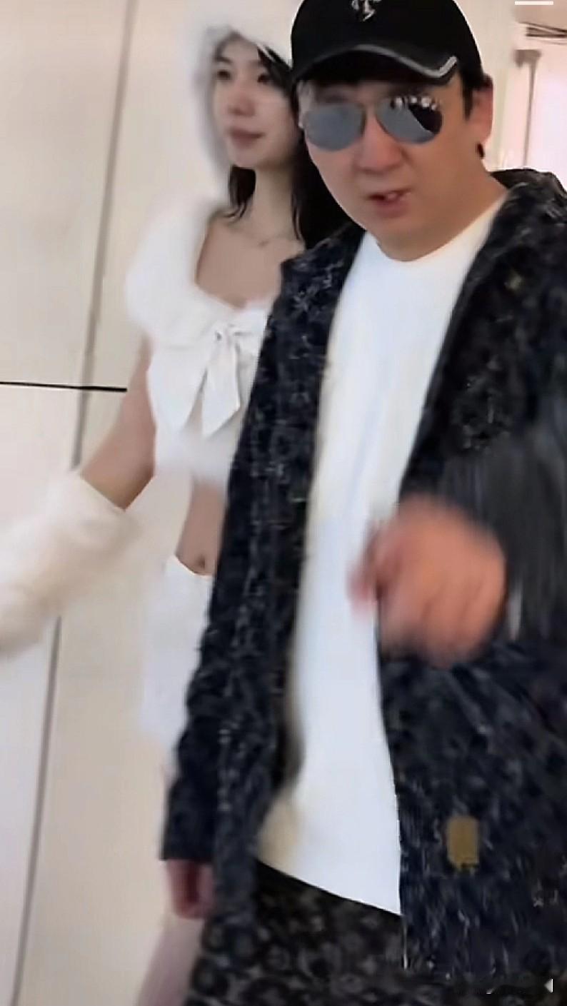 这不是王思聪王公子吗？在镜头前叫:别拍了但是还是被录视频发到网上了