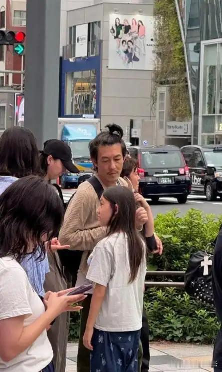 绿拖鞋配小揪揪，陈冠希东京街头太憔悴，9岁女儿惊艳了所有人