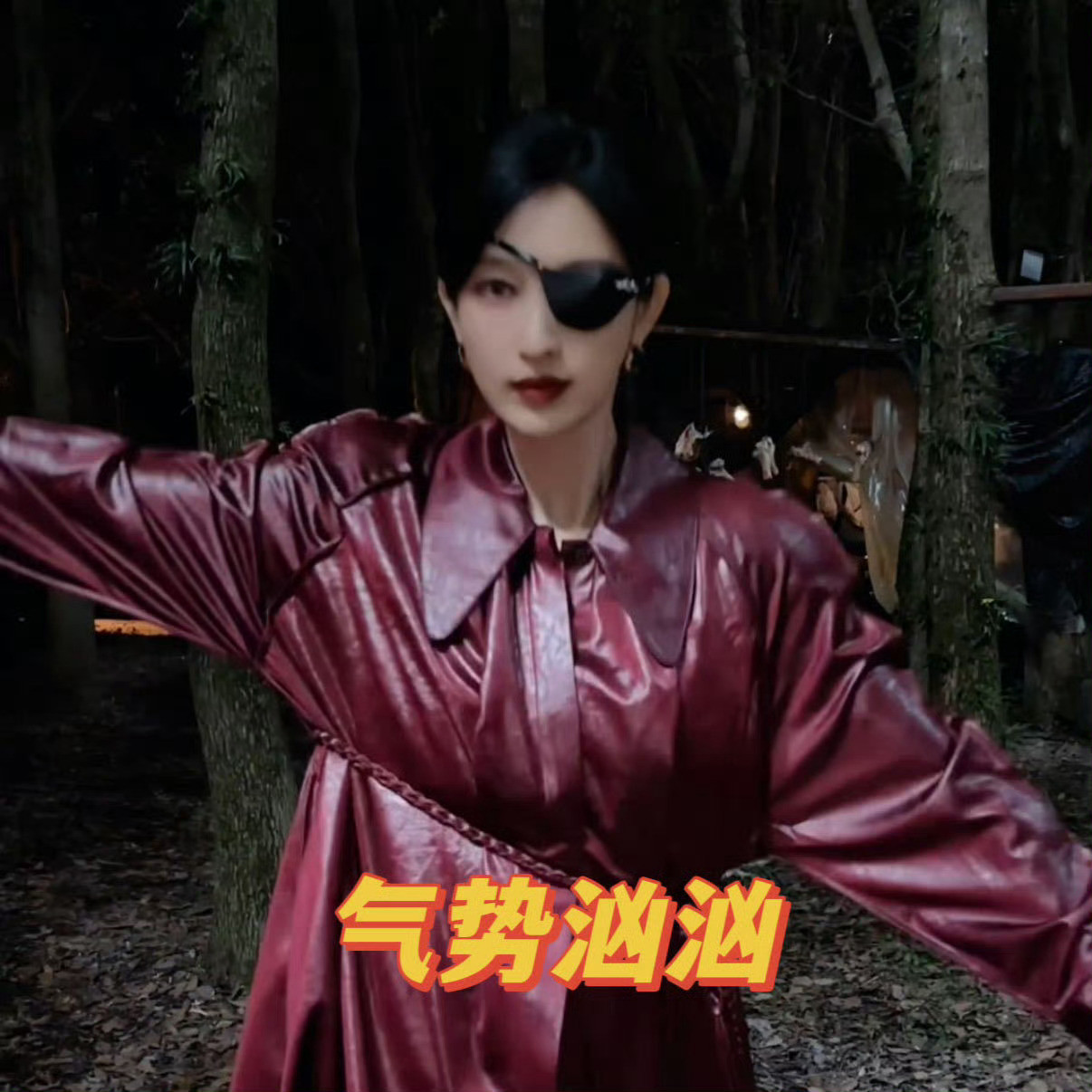 张俪一不小心夹起来了救命！张俪简直是反差萌“天花板”！前一秒飒爽英姿走路带风