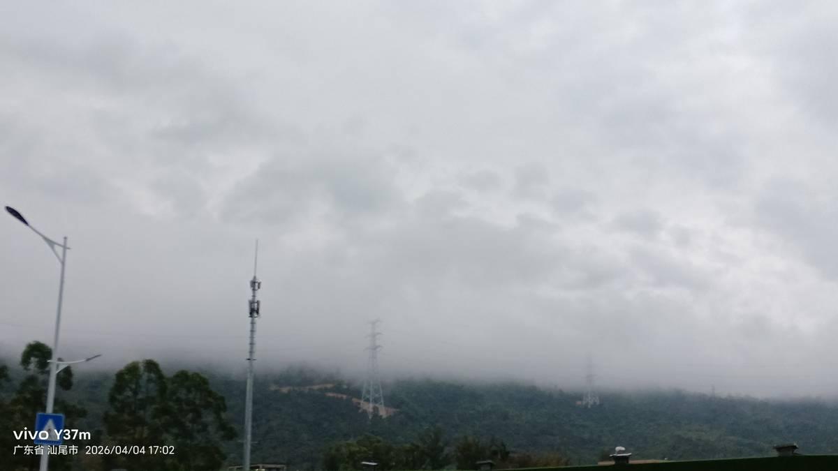 比亚迪员工计算三月工资：26天出勤，加班72小时含7个夜班。最开心的事是等发工