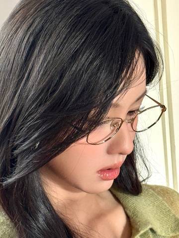 陈都灵银框眼镜高智感银框眼镜一戴，陈都灵直接化身知性学霸！柔和的长相多了几分锐
