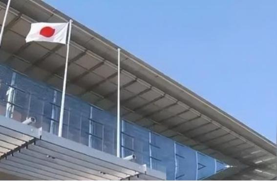 日本半死了，如果仅是中国一家制裁日本，日本可能还剩一口气。但问题是，现在掐住日本