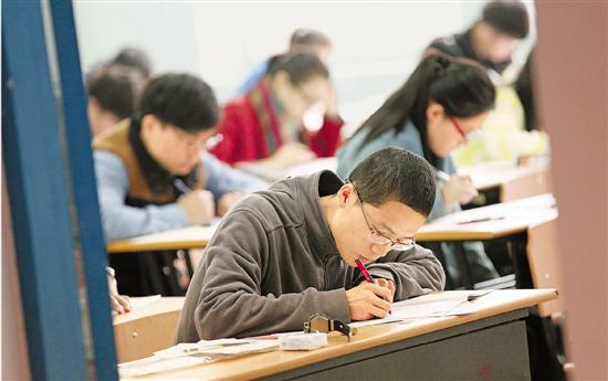 近日，国家公务员考试（国考）紧扣社会热点，题目涉及体重管理和自动驾驶等当下热门话