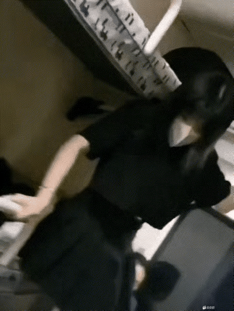 穿裙子爬火车上铺真的很不方便啊