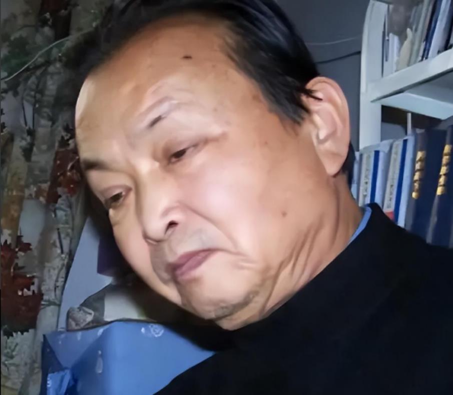 2004年12月，金三角贩毒集团的一名卧底警察在经过“海关”时，突然被拦下。那人