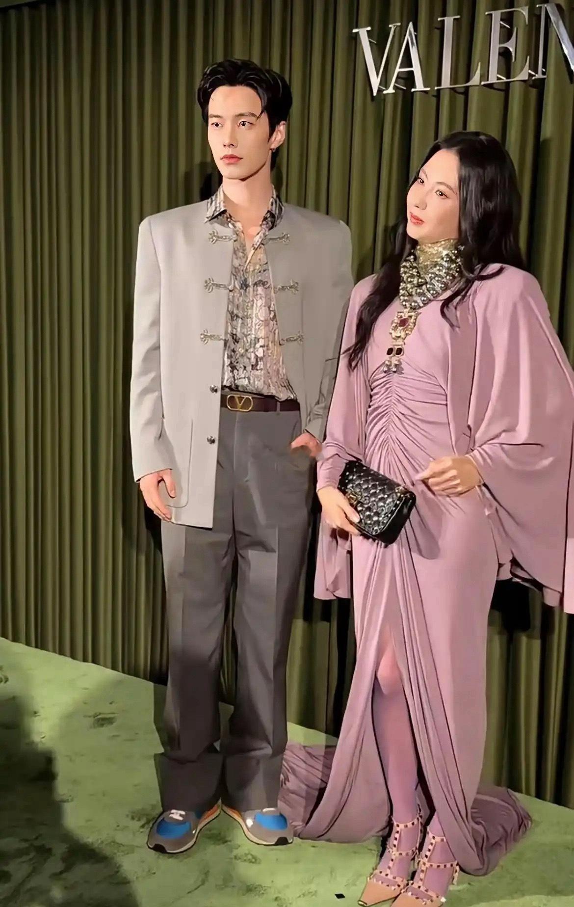 张柏芝居然也有hold不住的衣服，这套衣服设计好臃肿，大美女都穿不出来​​​