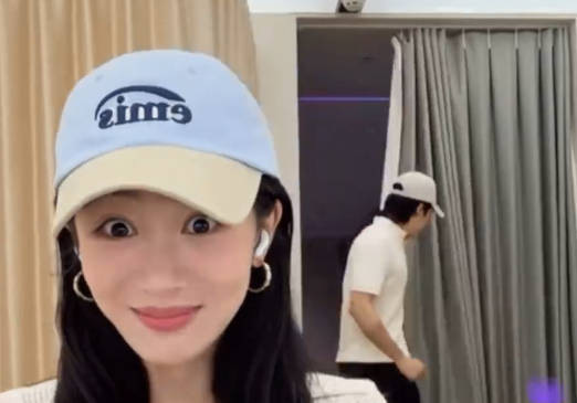 以为两人是连麦直播看家业，结果韩东君竟然从杨紫直播间后面的帘子走出来了？？？而且