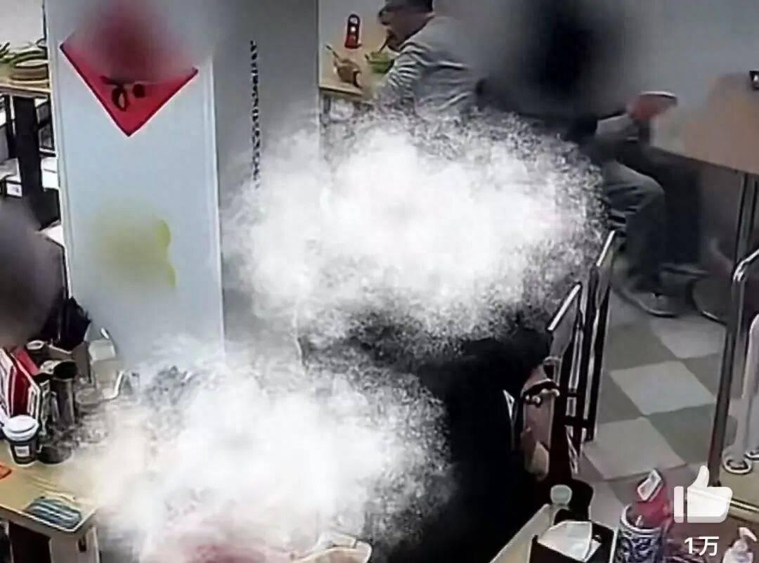 6人19元吃垮小餐馆，留满桌垃圾还嫌老板没格局上海一家餐馆的事，把网友