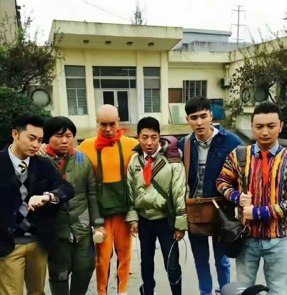 刷到这张老综艺合照，直接给我看乐了。瞅这一群男明星，几乎人人都是社亖名场面。造型
