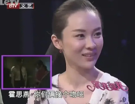 2000年，霍思燕和潘粤明拍一场离别的戏，导演说：“你俩接个吻吧。”说完霍思燕竟
