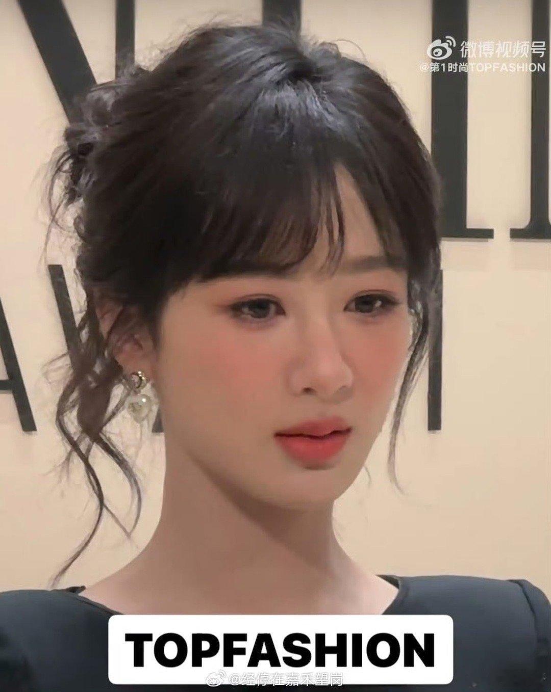 皮肤好，面向有亲和力，果然红气养人，红透了就是紫，杨紫由内而外散发的气质真的很美