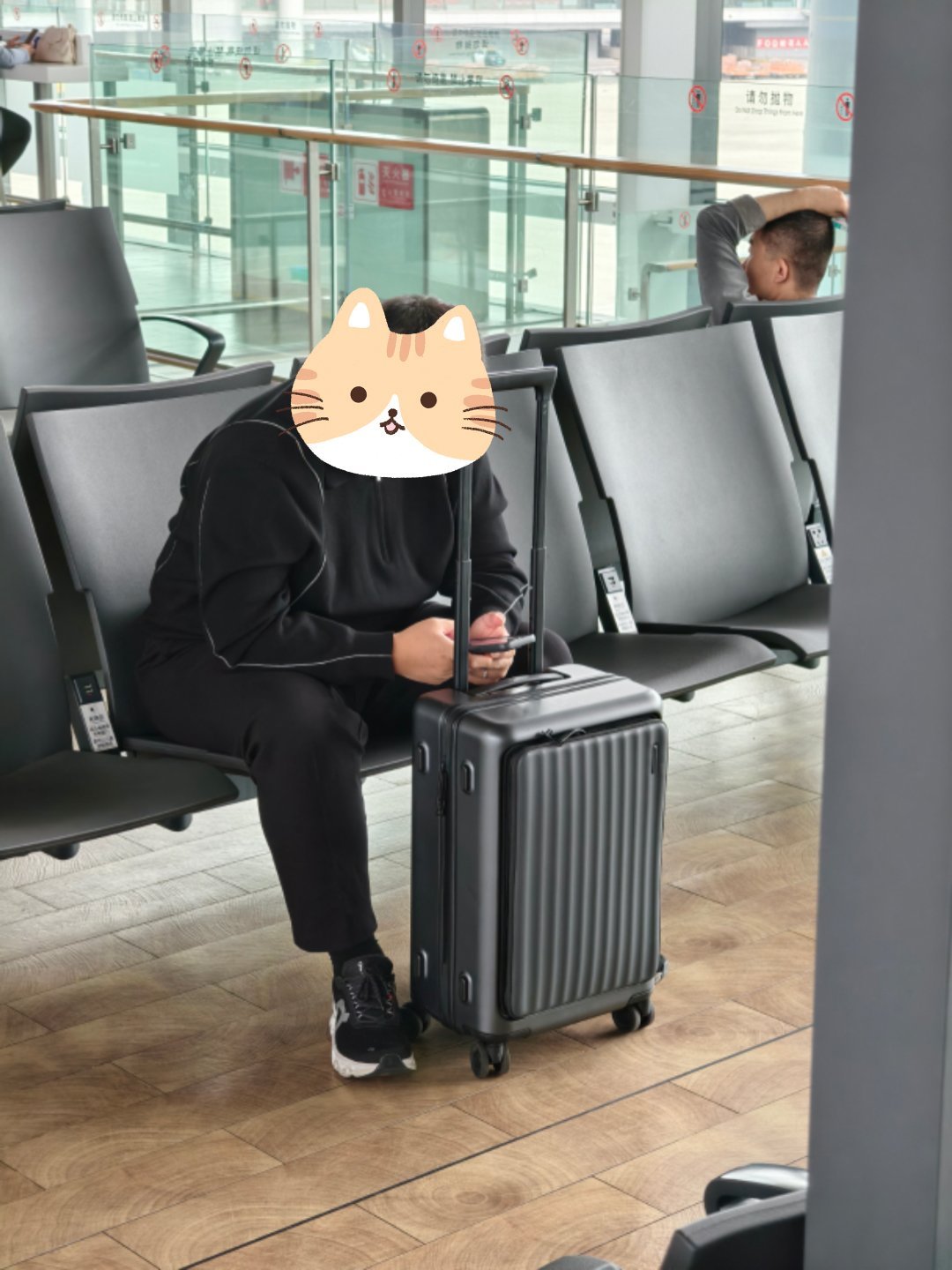 刚买了个米家的行李箱，到机场就看到了同款，这就是……孕妇效应？[doge]​​