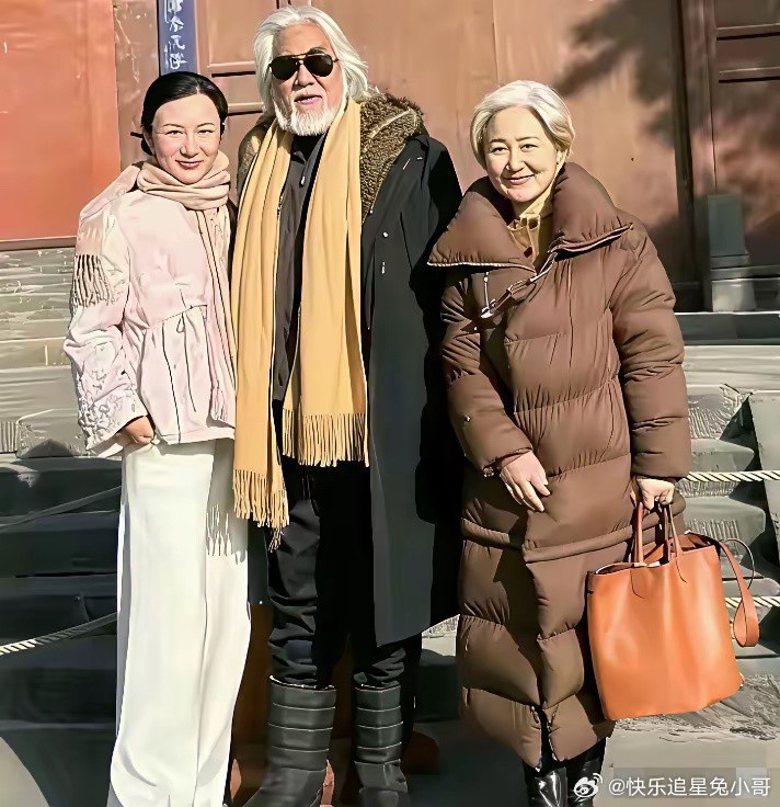 张纪中携夫人杜星霖陪同岳母大人同游大同善化古寺时三人的一张温馨留影，岳母大人穿着