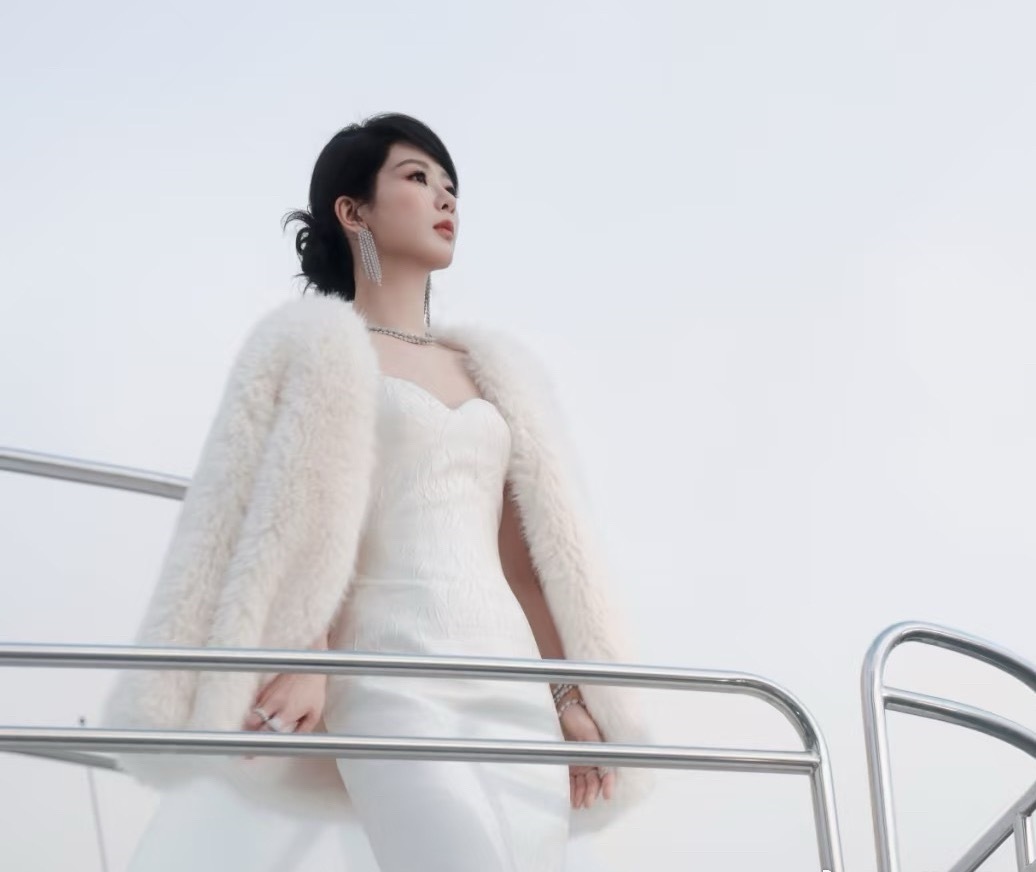 第一次见杨紫这种妆造，那种女大佬的气质出来了