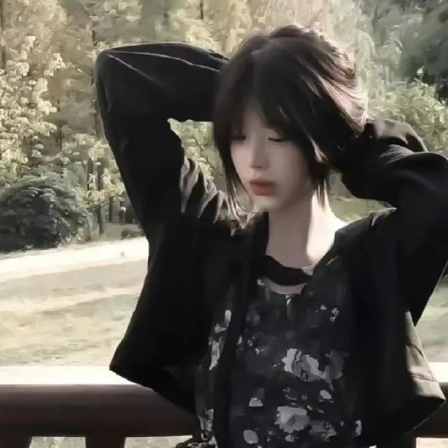 享受微风拂面，感受大自然的宁静。自然漫步时光绿意光影漫步秋日随拍图初秋雨中