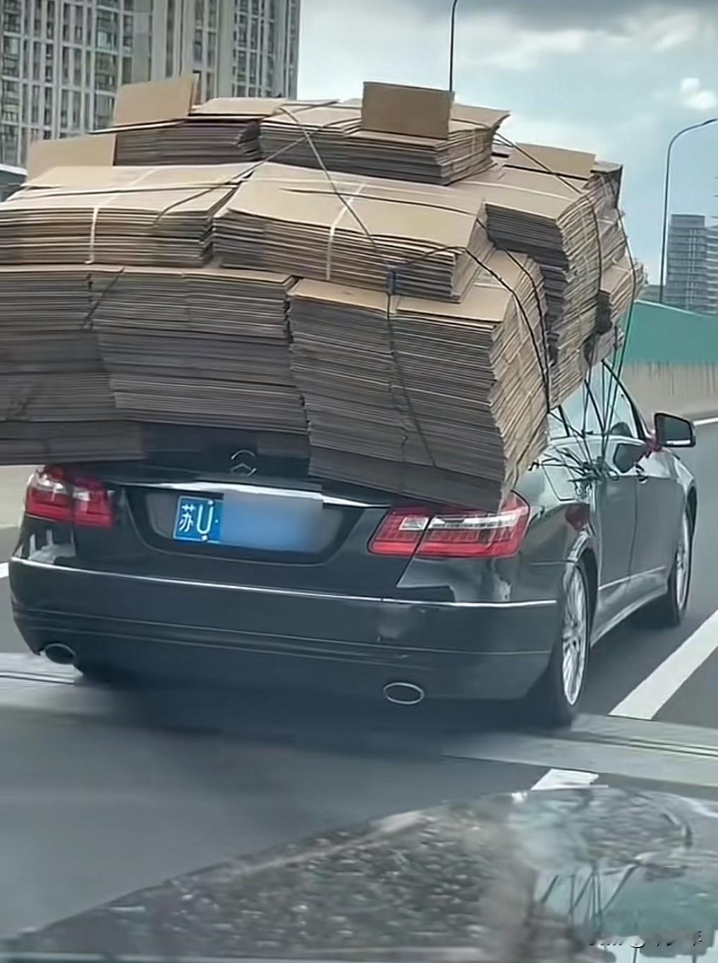 这么省吗？开奔驰驮硬板纸壳！这补漆费都够叫个货拉拉了吧！