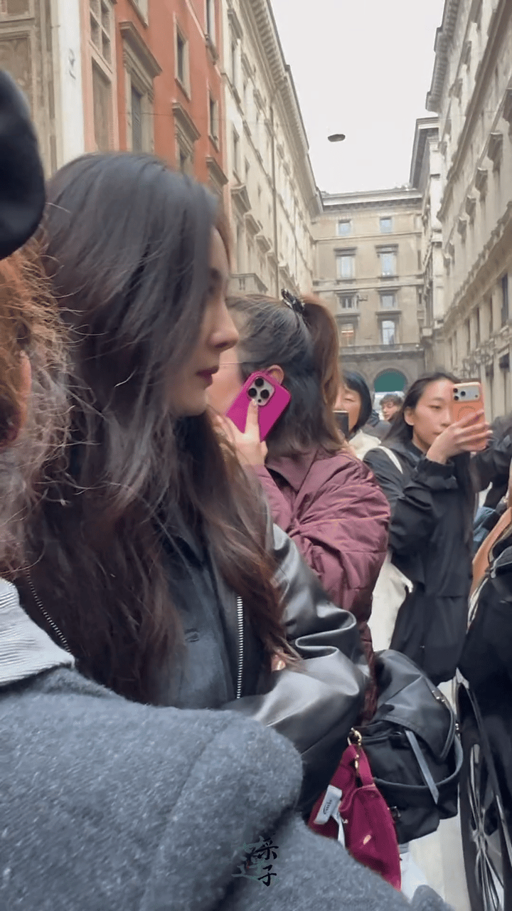 杨幂落地米兰就来逛街了，一身Prada松弛又精致，随手抓拍的状态就很哇塞✨Pra