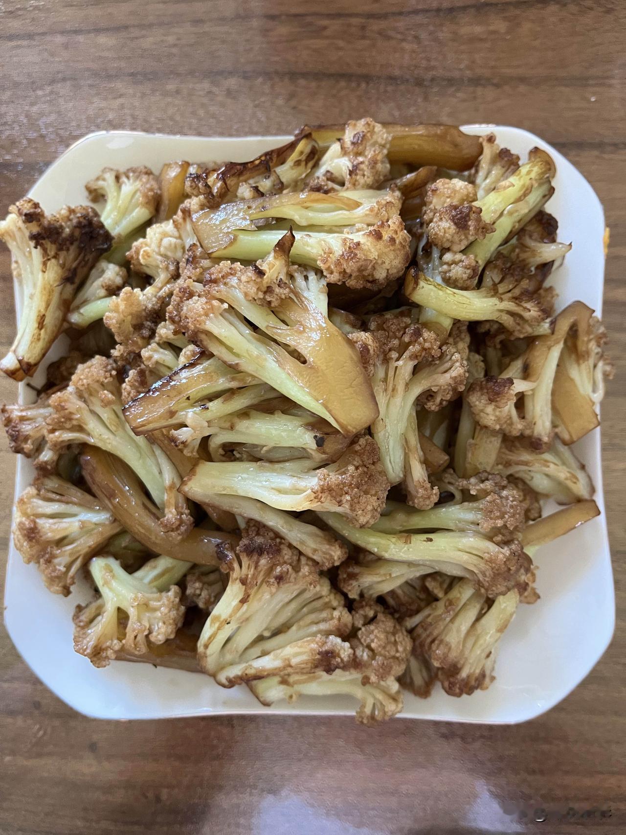 好友们晚上好！秋安吉祥，晚餐愉快！今天的晚餐：素炒菜花土豆炖肉红薯玉米窝
