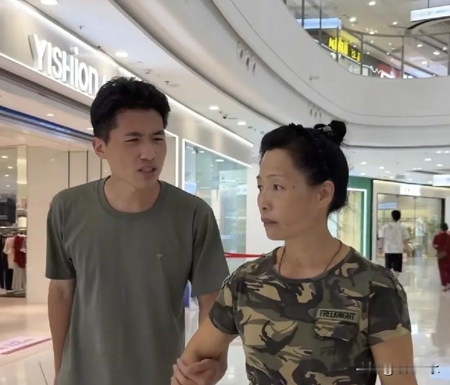 许健华那边去新疆带货，时间定在本周六。但是人换了，二女儿谢丹来了，谢浩男外婆也跟