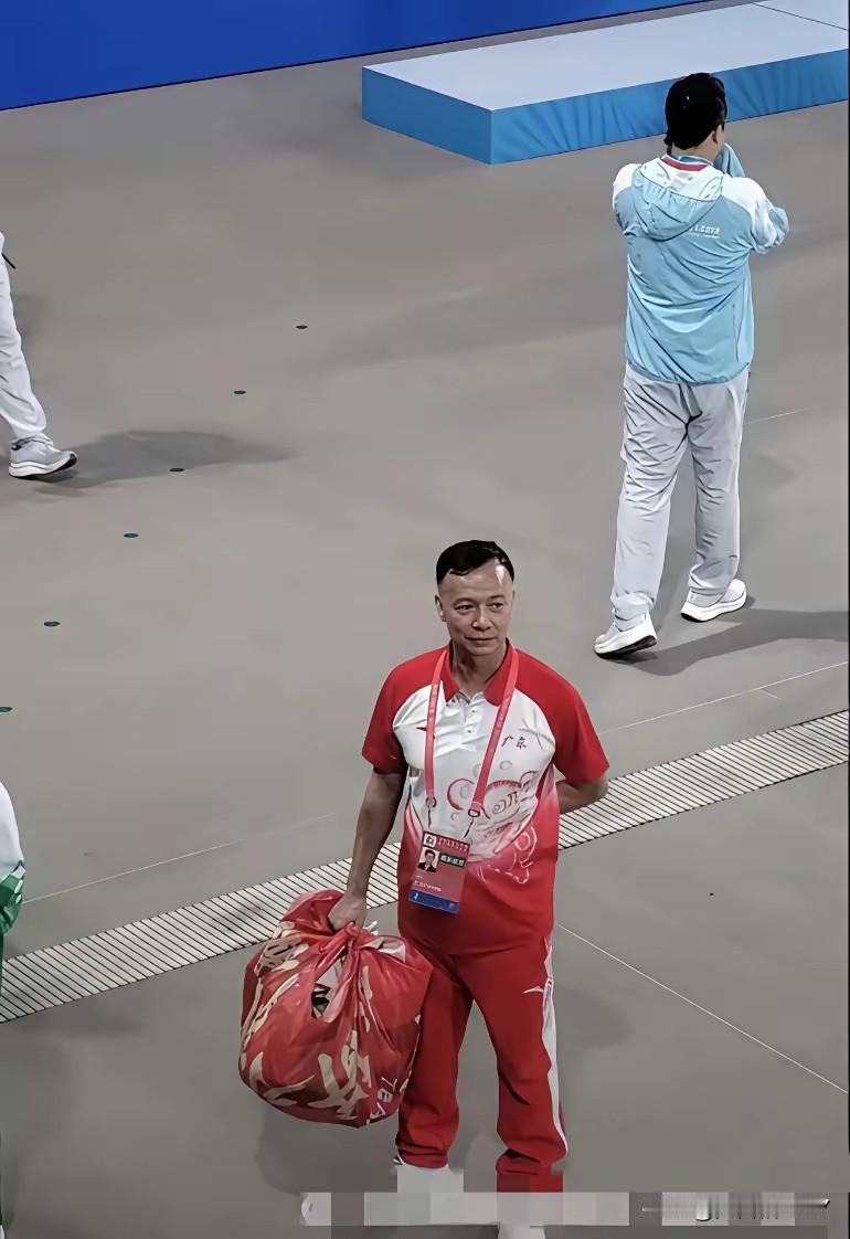 昨天看到何威仪教练，帮全红婵拎包捡娃娃的场面后，我简直被感动坏了，何威仪教练