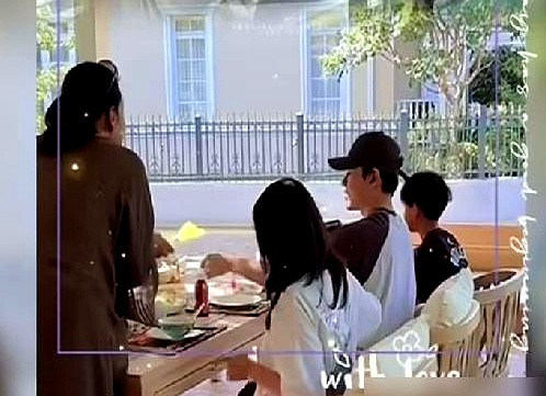 中秋节汪小菲带着新婚娇妻过小日子，张兰一个人把孙女孙子接回了家六十多岁的老太太，拎着把大笤帚在院子里