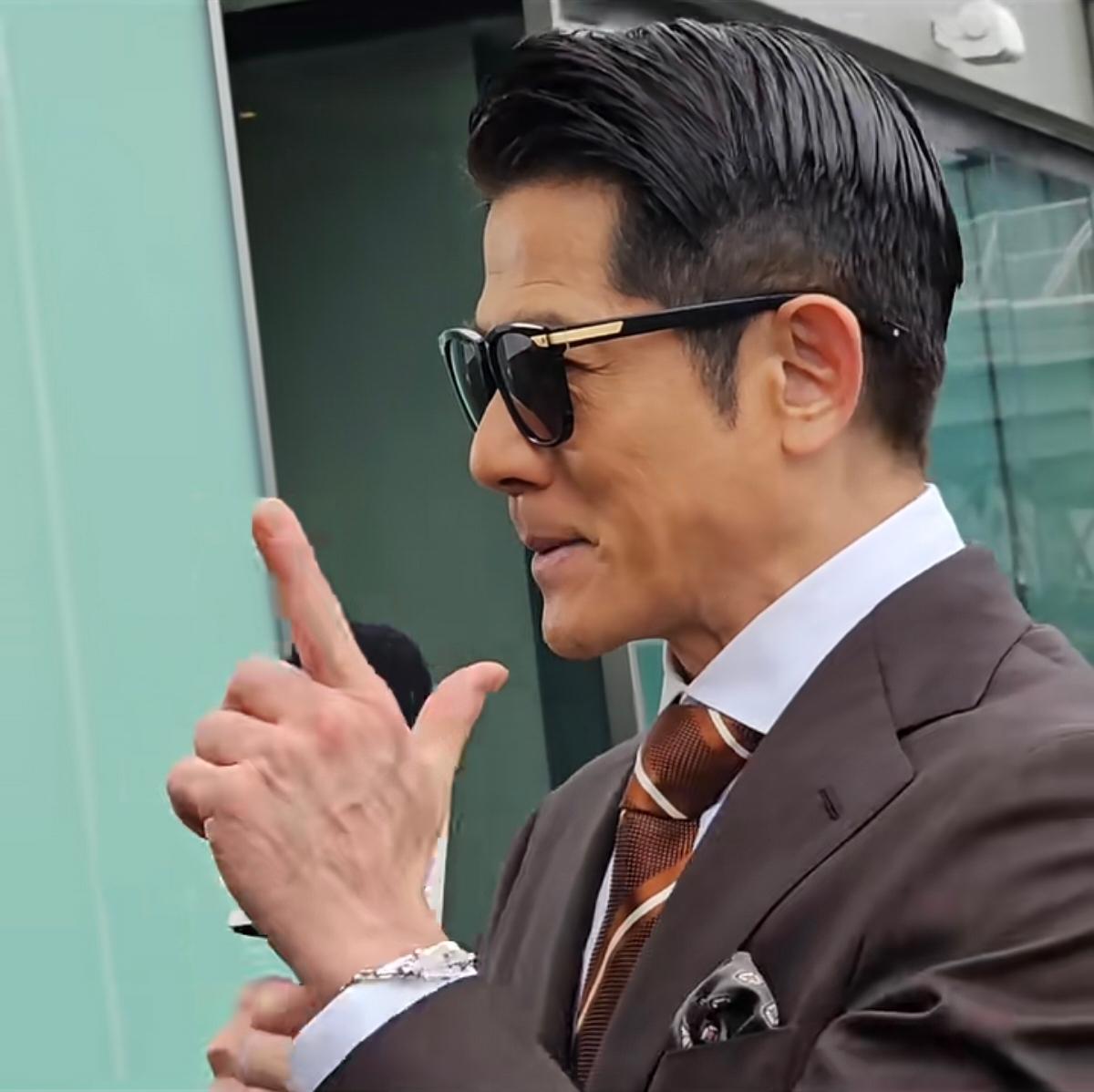 郭富城春晚后又疲惫了不少！2月20日，郭富城现身中国香港沙田马场参加赛马会，