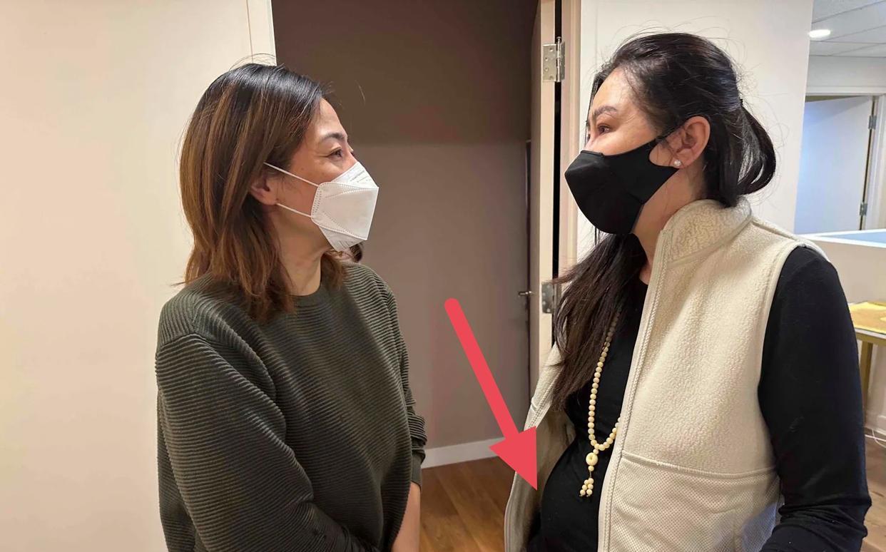 王祖贤在艾灸馆被偶遇，她胖了好多，肚子显大，好像怀孕了一样，身形很臃肿，女神变大