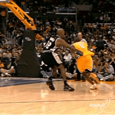 在NBA，也就科比有这专属待遇了。对战马刺，8号科比杀入篮底，对面马刺4人同时