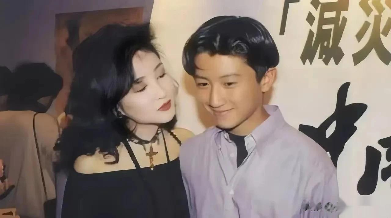 1994年间，14岁的谢霆锋和一个漂亮女人的合照。少年谢霆锋看起来确实很乖巧，