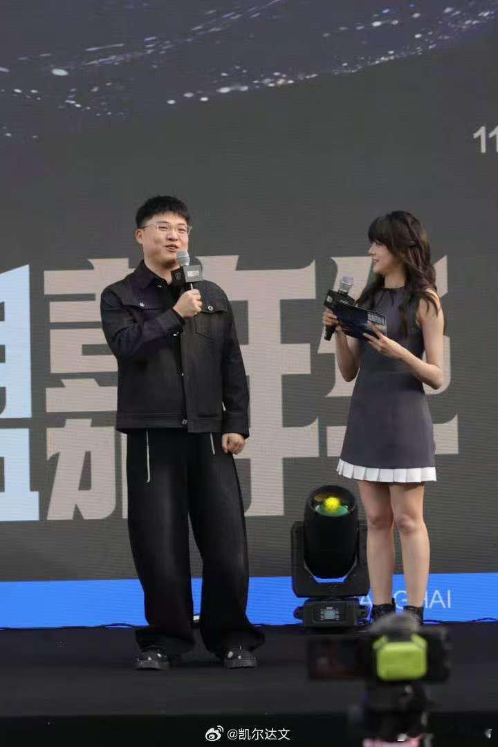 Uzi来s15线下了 上海外滩观赛氛围直接拉满“夯中夯”！Uzi一现身就被观众疯