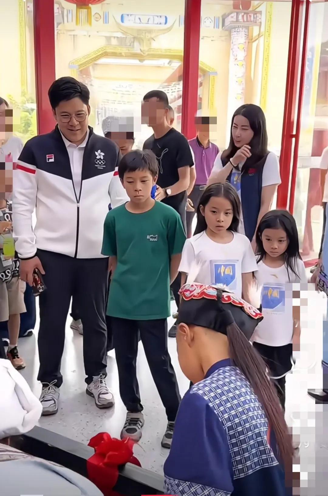 冒昧地问下，郭晶晶家伙食不差吧，为什么三个孩子，看起来有点营养不良？三个看起来都