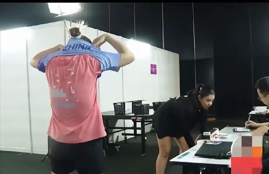 国乒陈幸同赛场当众换球衣，对手迪亚兹直接看愣！乒乓球赛场节奏快到分秒必争，衣服
