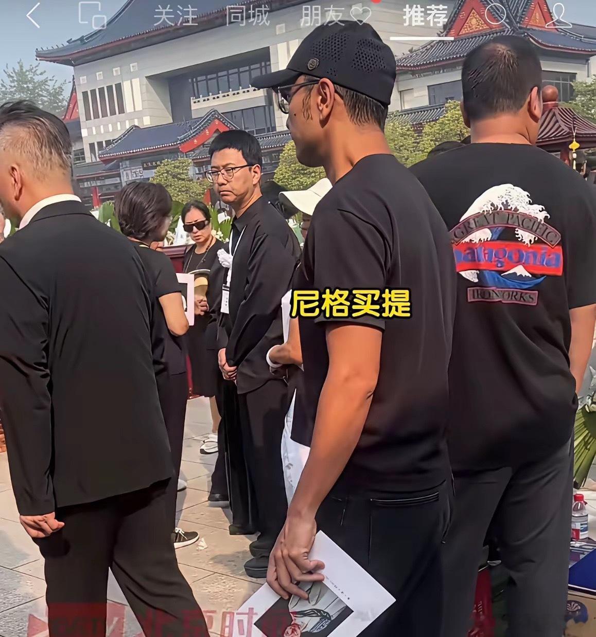 敬一丹人缘是真顶呀！今天敬一丹老师的告别仪式，最让人动容的一幕，就是满场奔赴而来