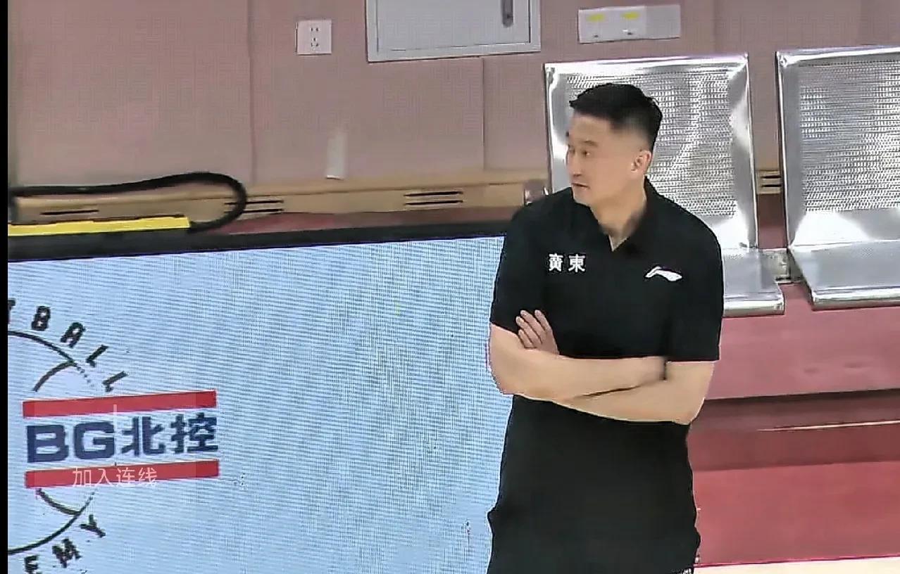 恕我直言！广东宏远前锋黄明依，无法达到杜锋的要求，被朱芳雨淘汰是早晚的事，对阵黑