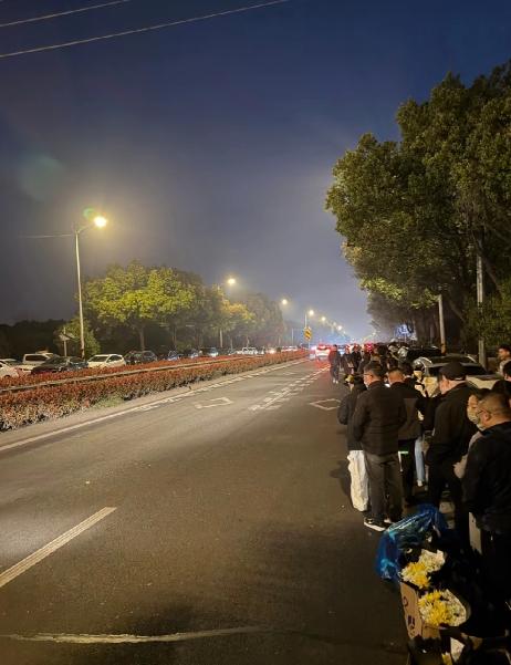 肯定又有人要嫉妒了，一个商人，一介平民。做出什么事了，让送他的人从凌晨排队到天亮