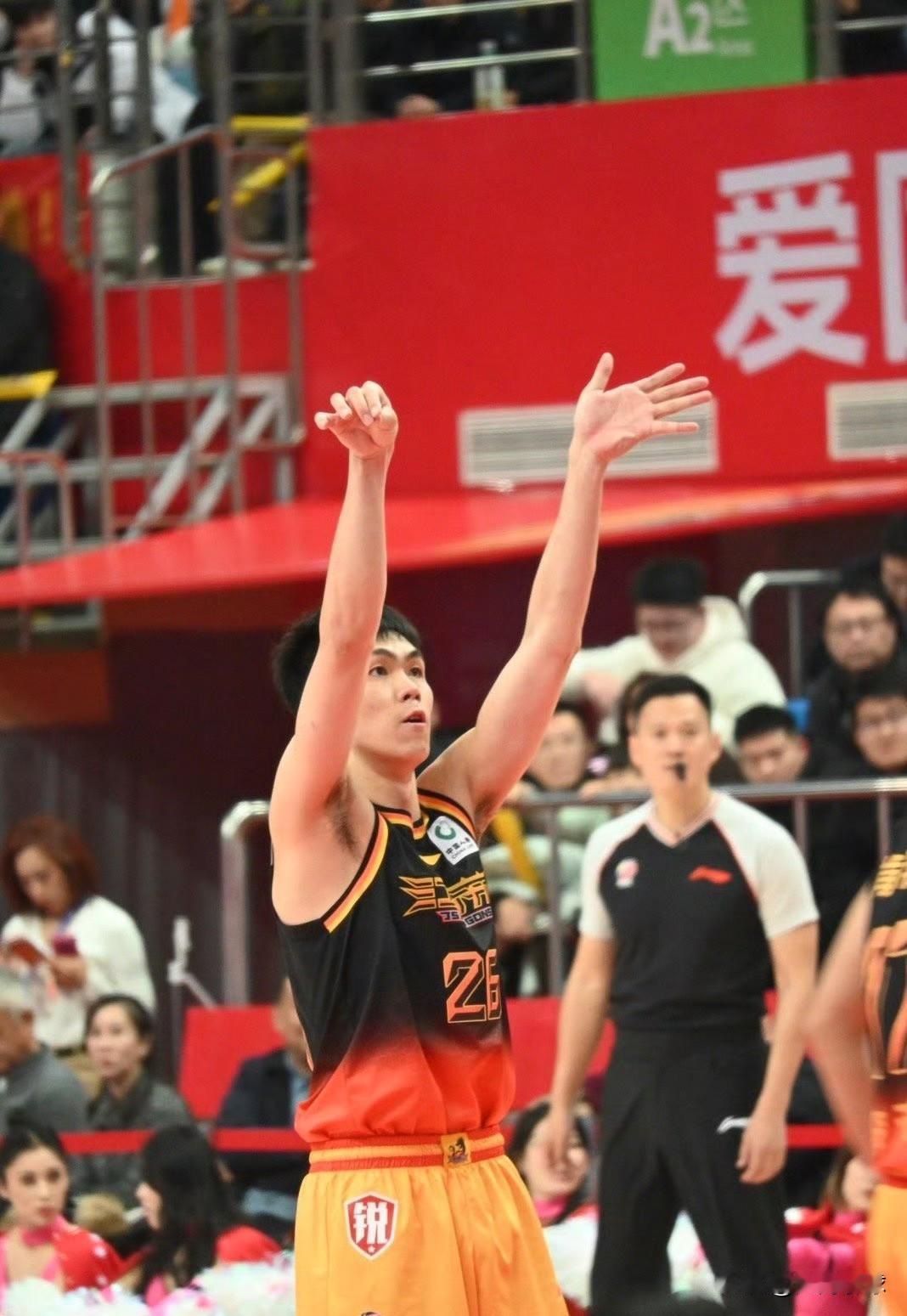 “炮车架到了跑车上”，庞峥麟追身三分难救主！昨晚江苏男篮主场对阵深圳男篮，比赛一