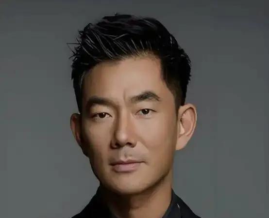 近日，任贤齐20岁女儿罕见露面，引发关注。她五官精致，与黎姿有几分神似，颜值颇高