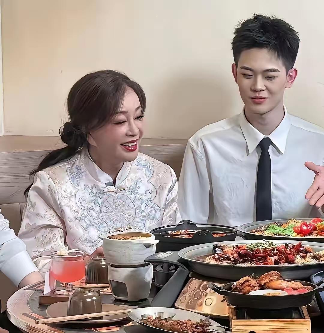 刘晓庆身边的帅小伙是谁？有人说，这是刘大姐精挑细选的小鲜肉，70多岁的女人了，还