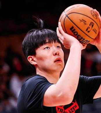 杨瀚森表示自己并无大碍。在开拓者对阵勇士的比赛当中，杨瀚森是在垃圾时间倒地争抢的