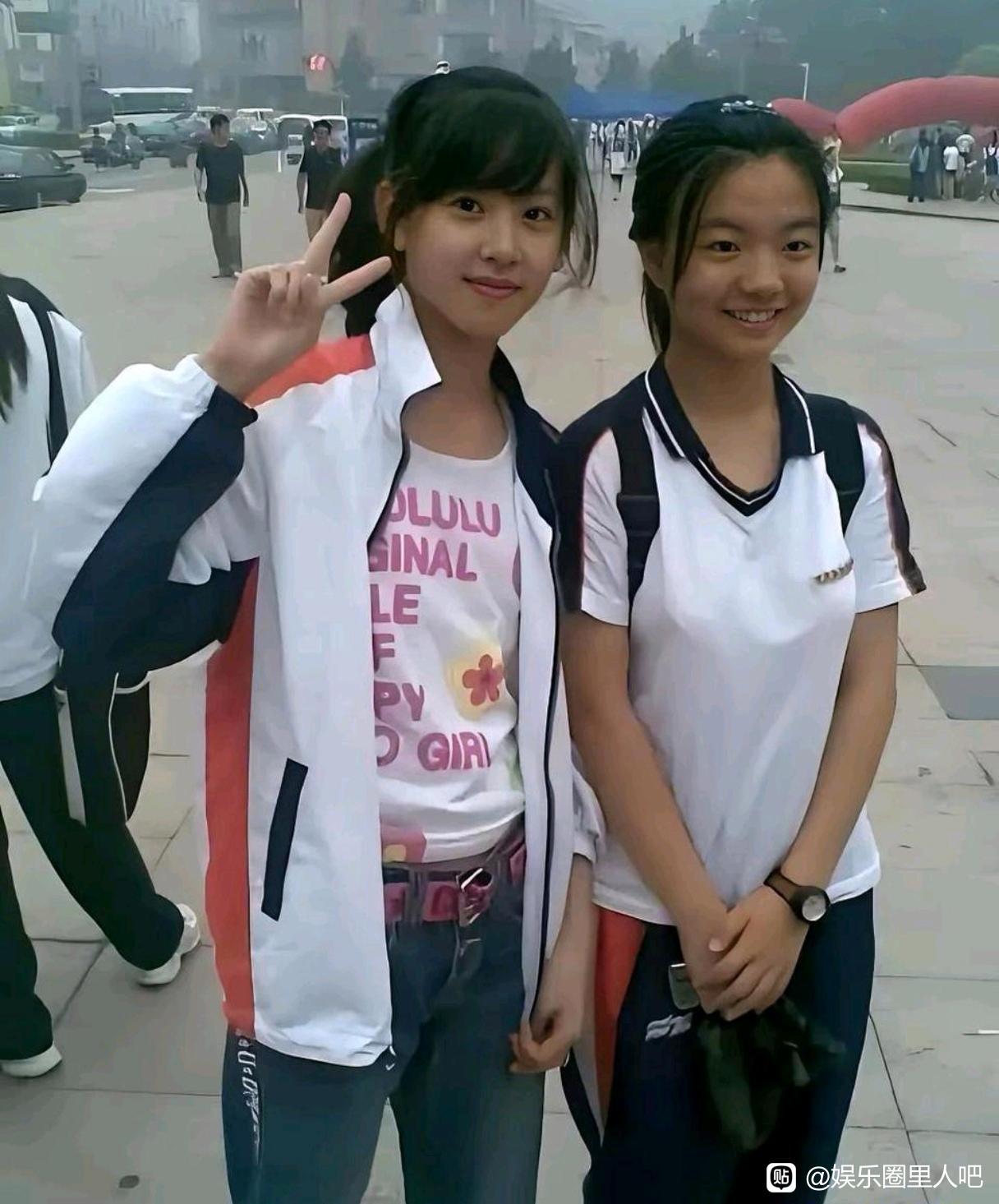 刷到章泽天早年校服照，我直接被戳中了！就是普通校服外套，扎个马尾，比着剪刀手在那