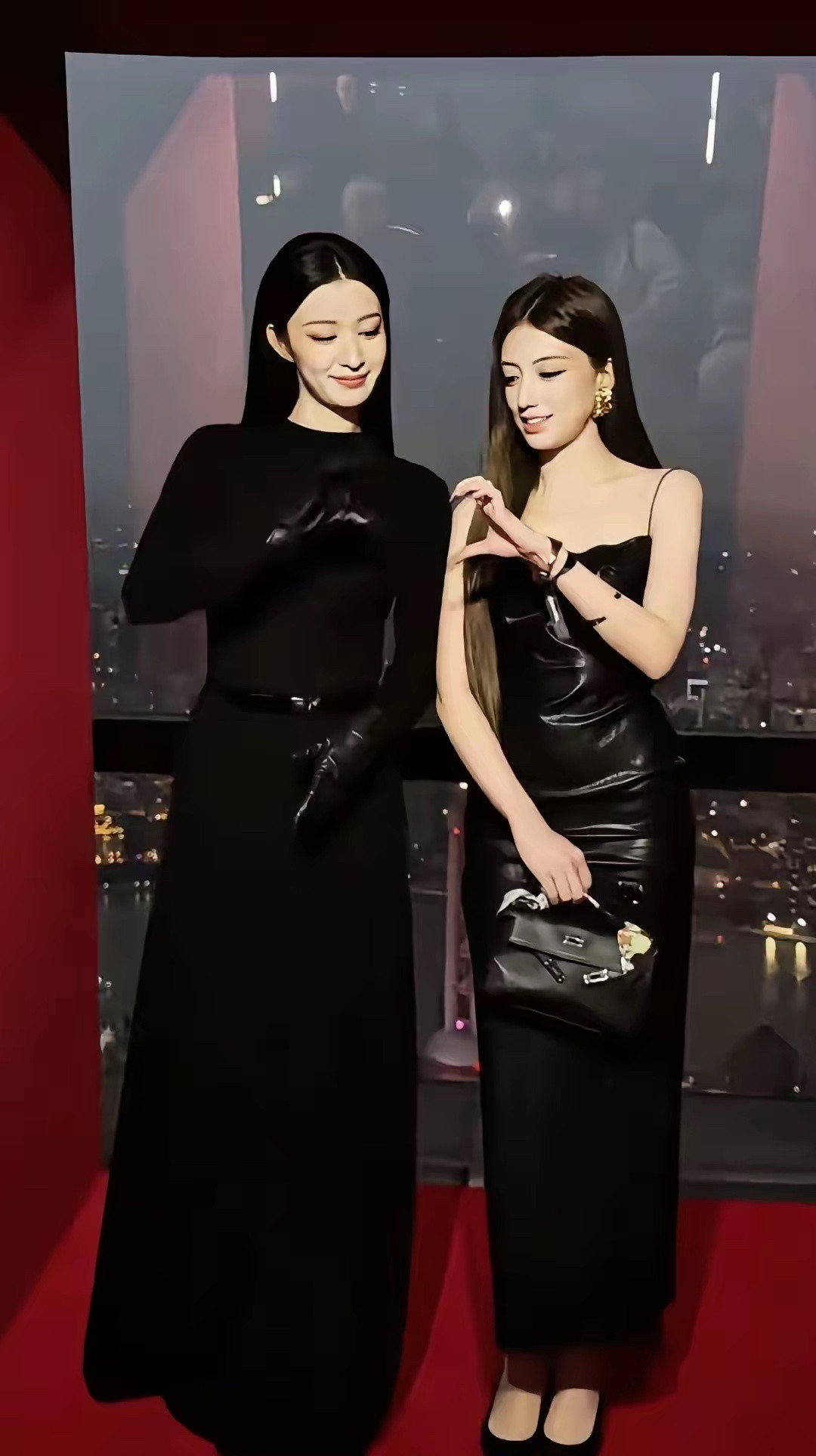 王楚然和网红华籍美鱼同框，都很美，但是左边一看就是明星为啥呢