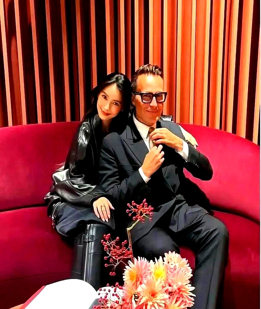 杨颖和爱马仕总监肩挨肩、头快靠在一起的合照一出，评论区当场炸锅。要是按国内酒局的眼光，这姿势能脑补出